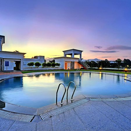 Royal Sarovar Portico Siliguri Exterior foto