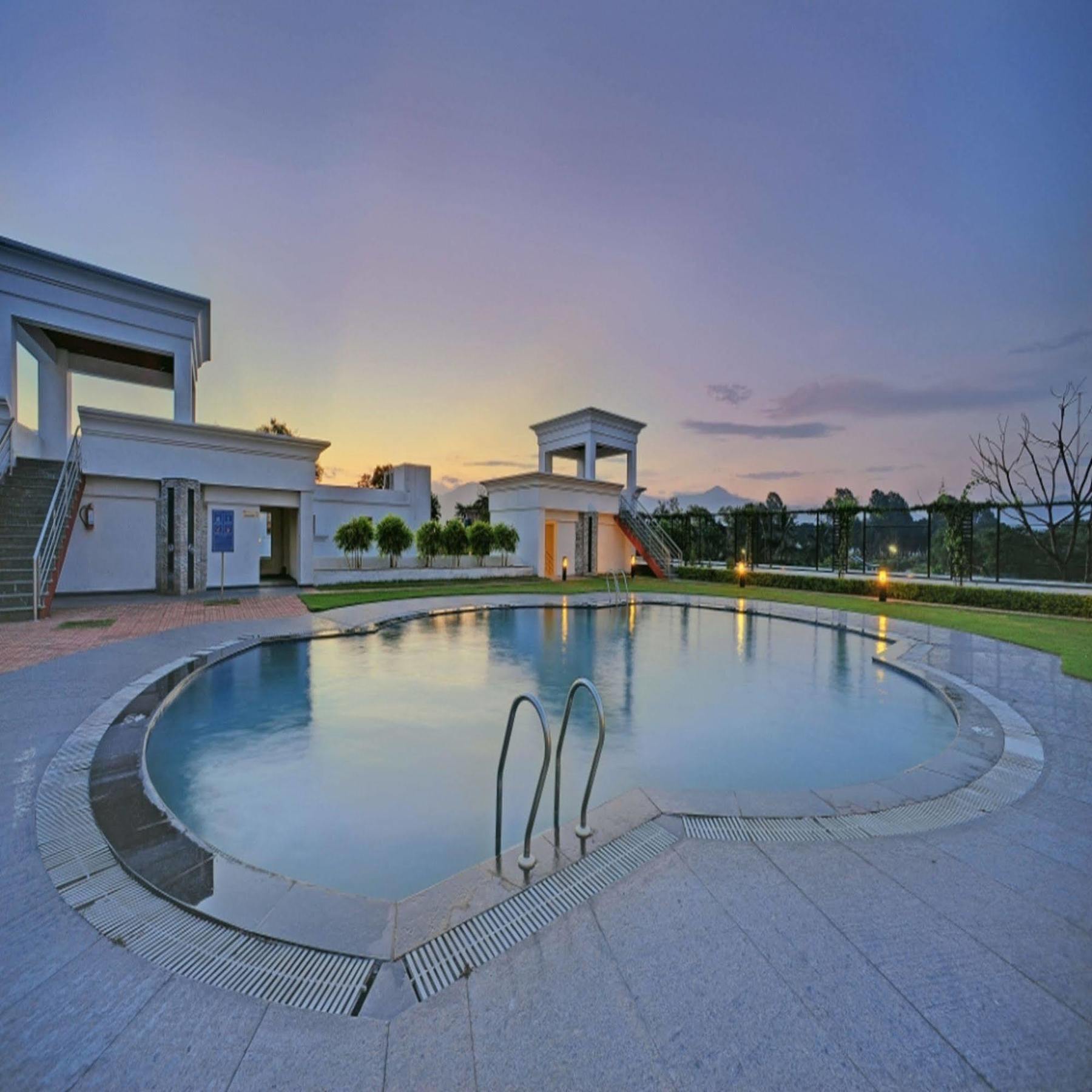 Royal Sarovar Portico Siliguri Exterior foto